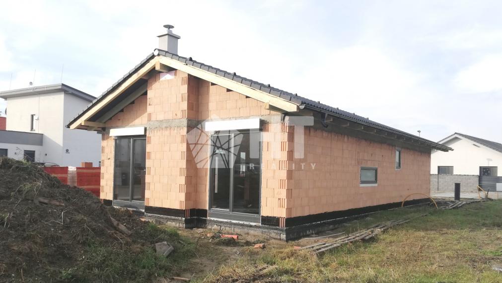 REZERVOVANÝ 4 IZBOVÝ TEHLOVÝ BUNGALOV s priznaným stropom- ÚP 108 m2, ROHOVÝ POZEMOK 500 m2, Slovenský Grob- MR