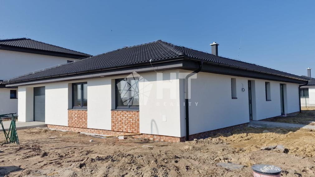 Ponúkame na predaj výnimočný 5 izbový rodinný dom s garážou, Zohor, Smreková ulica - Kolaudujeme