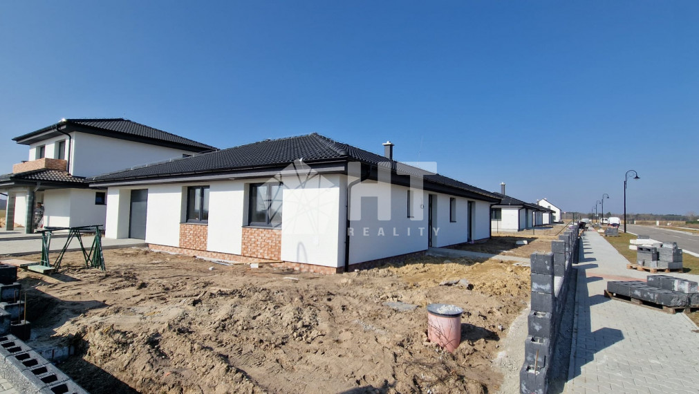 Ponúkame na predaj výnimočný 5 izbový rodinný dom s garážou, Zohor, Smreková ulica - Kolaudujeme