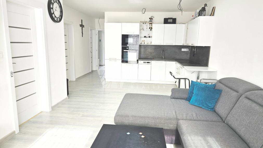 Zariadený nízkoenergetický 3- izbový byt s 3 parkovacími státiami a vlastnou 64 m2 záhradkou