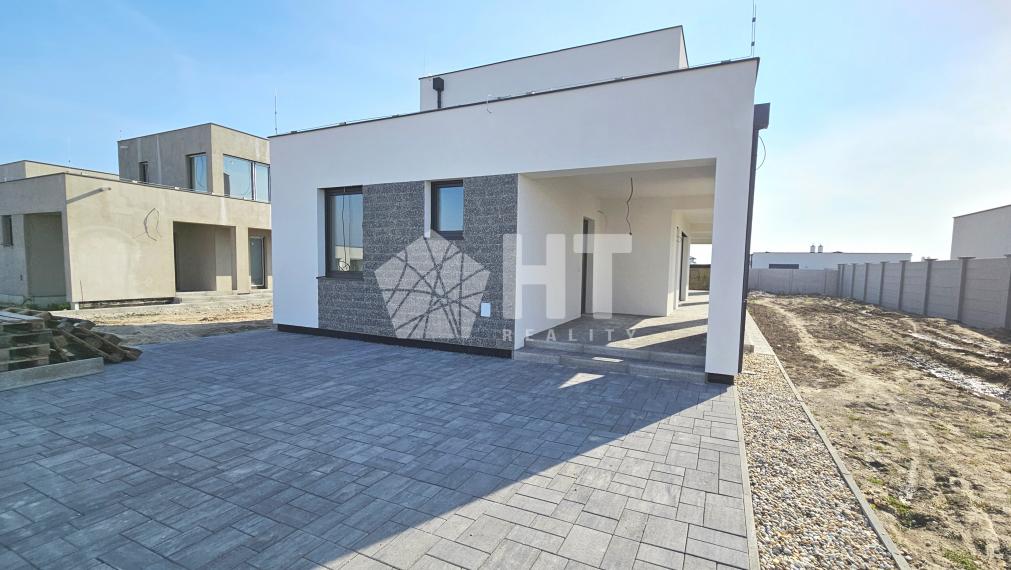 SKOLAUDOVANÝ SAMOSTATNE STOJACI 5 izbový 2-podlažný RD s 2 kúpeľňami a tepelným čerpadlom, ÚP 143 m2, priestranný pozemok 673 m2