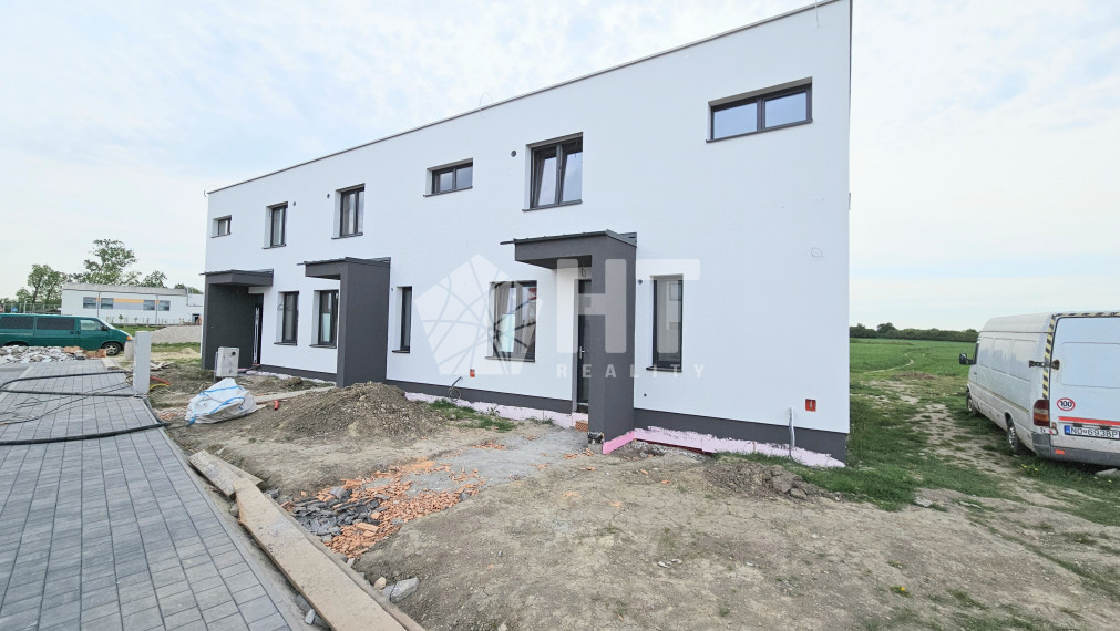 5-izbový RD s tepelným čerpadlom v trojdome (ÚP 95 m2), pozemok 386 m2, 2 x parking, Slovenský Grob- Malý raj