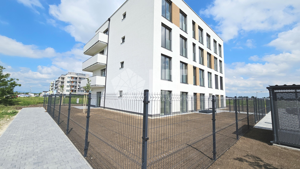 SKOLAUDOVANÝ 3 IZBOVÝ BYT (71 m2) s výhľadom na Karpaty a s VLASTNOU OPLOTENOU 177 m2 ZÁHRADOU