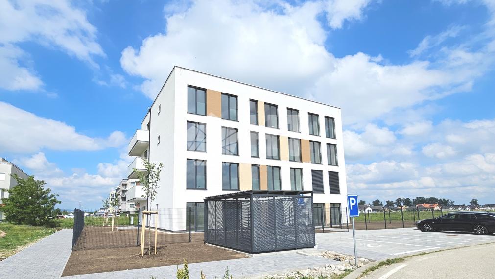 *SKOLAUDOVANÝ*: 1- izbový byt o výmere 36,58 m2 + vlastná oplotená záhradka s výmerou 29 m2