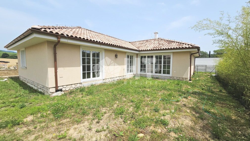 **DO ŠTANDARDU DOKONČENÝ** 5-IZBOVÝ BUNGALOV s ÚP 139 m2, pozemok 600 m2, VINOSADY, iba 4 km od Pezinka