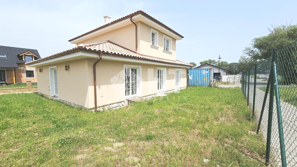 6-izbový rodinný dom s 3 kúpeľňami s ÚP 166 m2, POZEMOK 600 m2, Vinosady, iba 4 km od Pezinka