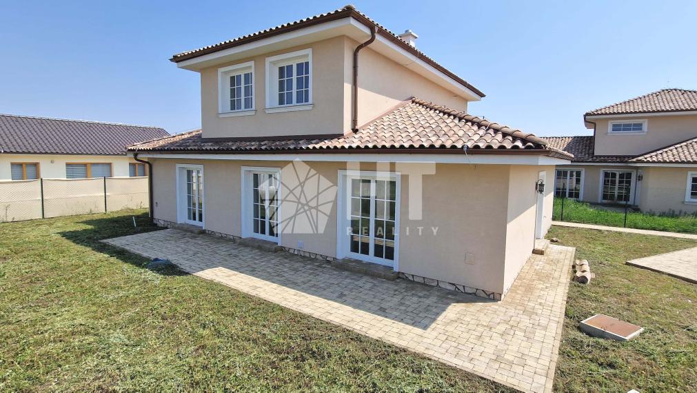 **PRIESTRANNÝ RODINNÝ DOM s ÚP 167m2 **, POZEMOK 511 m2, Senec - Lesná ul.