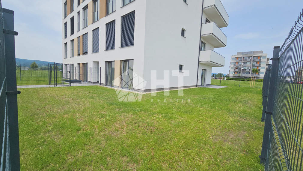 **PARKOVACIE MIESTO V CENE BYTU**: PRIESTRANNÝ 68m2 DVOJIZBOVÝ BYT (možnosť prerobiť na 3 izbový) S VLASTNOU 176 m2 OPLOTENOU ZÁHRADOU