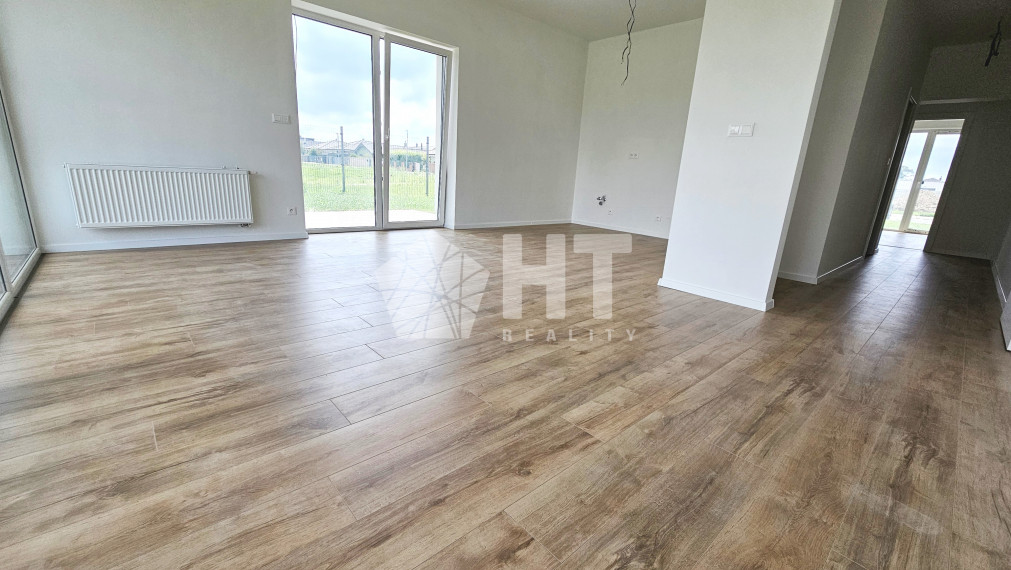 **PARKOVACIE MIESTO V CENE BYTU**: PRIESTRANNÝ 68m2 BYT (2izb. s možnosťou prerobiť na 3 izb.) S VLASTNOU 176 m2 OPLOTENOU ZÁHRADOU