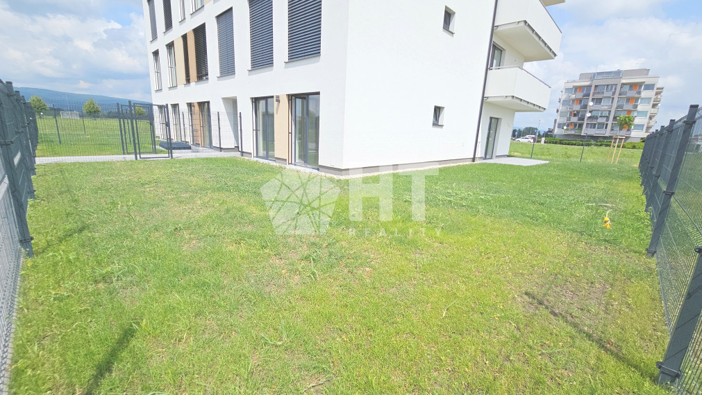 **PARKOVACIE MIESTO V CENE BYTU**: PRIESTRANNÝ 68m2 BYT (2izb. s možnosťou prerobiť na 3 izb.) S VLASTNOU 176 m2 OPLOTENOU ZÁHRADOU