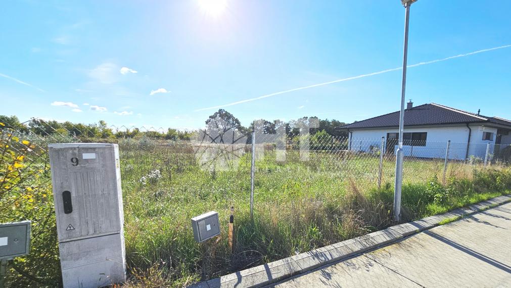 R E Z E R V O V A N Ý : STAVEBNÝ POZEMOK pre RD o výmere 601 m2 (20x30) vo vyhľadávanej časti ČV – v Javorovej aleji