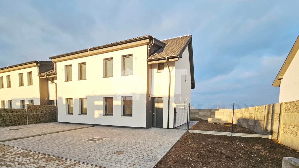 SKOLAUDOVANÝ NÍZKOENERGETICKÝ 4-IZBOVÝ RD S TEPELNÝM ČERPADLOM, REPÍKOVÁ UL., HVIEZDOSLAVOV