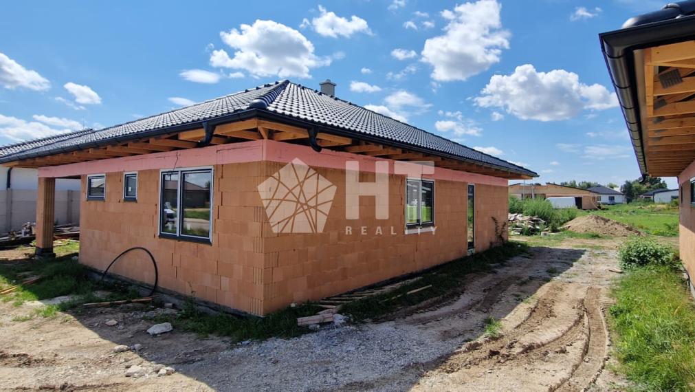 4-IZBOVÝ BUNGALOV, ÚP 134 m2,pozemok 554 m2,CÍFER, ČERPADLO