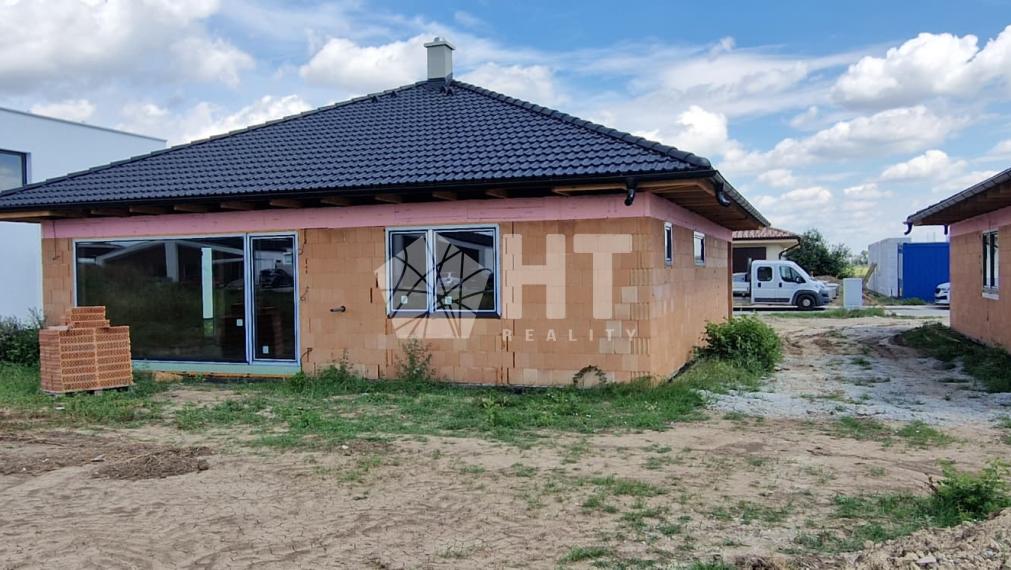 4-IZBOVÝ BUNGALOV, ÚP 134 m2,pozemok 554 m2,CÍFER, ČERPADLO