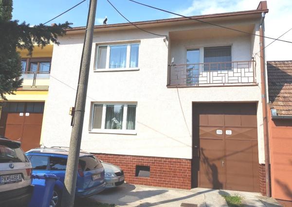 **REZERVOVANY** 2-generačný rodinný dom s bazénom + priestor na podnikanie, pozemok 565 m2, Modra-Kráľová, Národná ulica