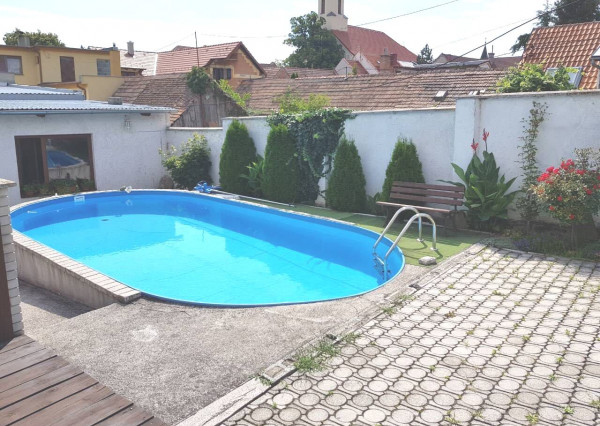 2-generačný rodinný dom s bazénom + priestor na podnikanie, pozemok 565 m2, Modra-Kráľová, Národná ulica