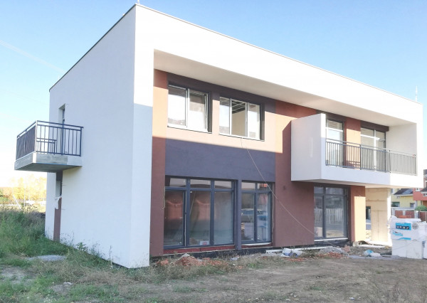 NOVOSTAVBA: 2 izbový byt (39,20 m2) s balkónom 4,3 m2 a záhradkou od 48 m2 vrátene 1 park. státia v cene, Chor. Grob – Na Pasienku
