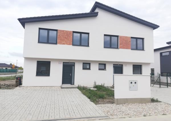POSLEDNÝ VOĽNÝ: 5 IZBOVÝ RD S 2 KÚPEĽŇAMI V ŠTANDARDE, ÚP 122 m2, ROHOVÝ pozemok 418 m2, Chor. Grob- Drozdia ul.
