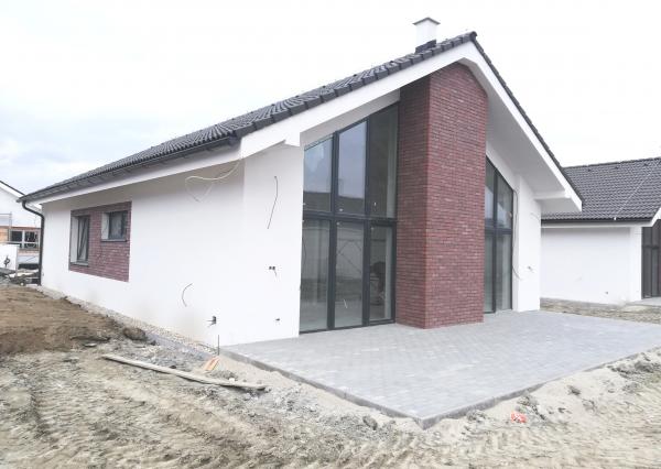 POSLEDNÝ VOĽNÝ RD v 2. etape: 5 IZBOVÝ TEHLOVÝ BUNGALOV s priznaným stropom- ÚP 119 m2, POZEMOK 560 m2, Chorvátsky Grob- IBA 4 KM OD VAJNOR