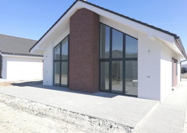 *PRED DOKONČENÍM*: 5 IZBOVÝ TEHLOVÝ BUNGALOV- ÚP 119 m2, POZEMOK 574 m2, Chorvátsky Grob- IBA 4 KM OD VAJNOR