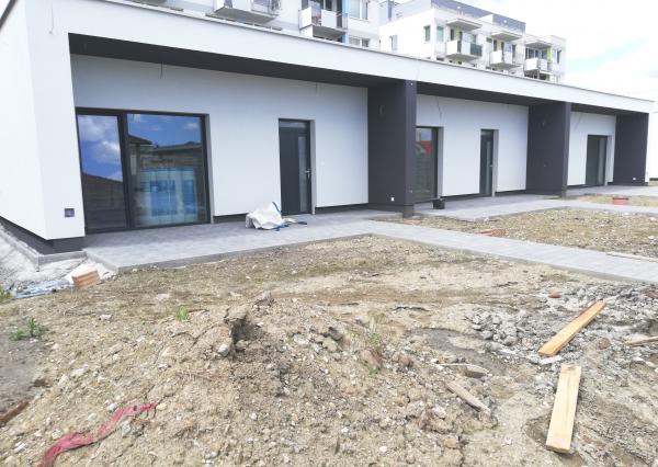POSLEDNÝ VOĽNÝ: 3 izbový byt (71,4 m²) v rodinnom dome, pozemok 330 m2, terasa, 3 parkovacie státia, Malý raj