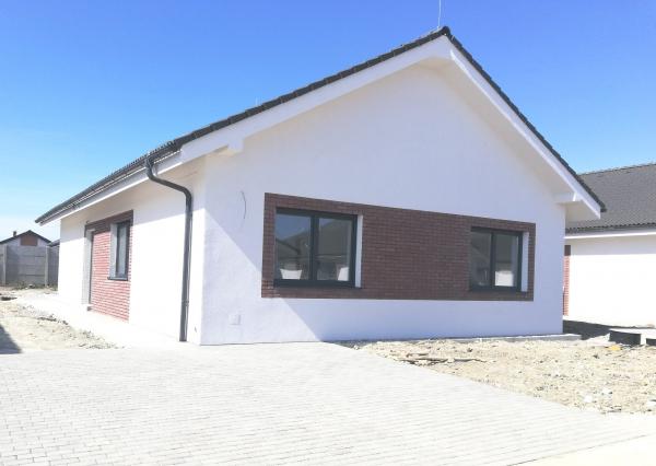 **BÝVAJTE UŽ TOTO LETO** Na predaj ponúkame SKOLAUDOVANÝ 5 IZBOVÝ BUNGALOV- ÚP 118 m2, POZEMOK 502 m2, Chorvátsky Grob- IBA 4 KM OD VAJNOR