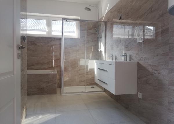 **DO ŠTANDARDU DOKONČENÝ A SKOLAUDOVANÝ ** 5 IZBOVÝ BUNGALOV- ÚP 118 m2, POZEMOK 502 m2, Chorvátsky Grob- IBA 4 KM OD VAJNOR