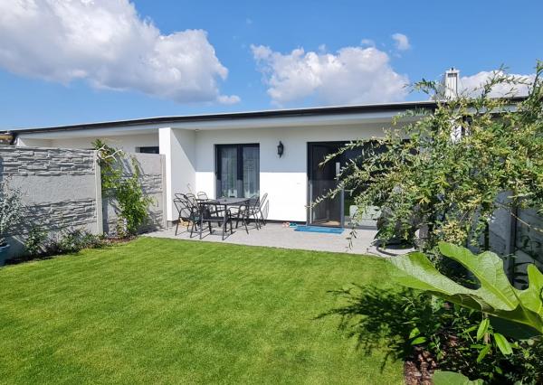 Rezervované - Ponúkame na predaj 3 izbový byt s ÚP 64m2 záhradou 64m2 a 3 parkovacími miestami