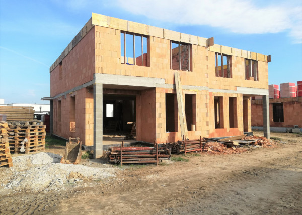 4 izbový 2-podlažný RD s TEPELNÝM ČERPADLOM- ÚP 128 m2, POZEMOK cca 370 m2, Bernolákovo, Chmeľová ul.