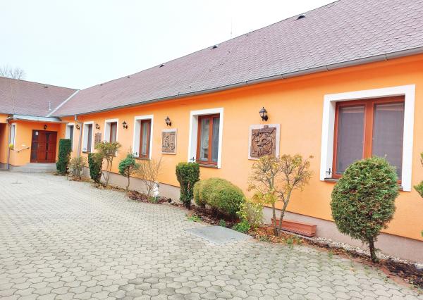 ZARIADENÁ REŠTAURÁCIA V CENTRE OBCE SLOVENSKÝ GROB- Hlavná ulica
