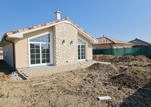 Ponúkame PRIESTRANNÝ 5i bungalov s ÚP 119m2 ideálny pre viac-člennú rodinu , pozemok 504m2