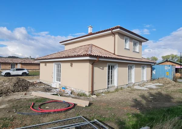 **TOSKANA** RODINNÝ DOM XM disponuje 6 izbami s ÚP 166,2m2, postavený je na pozemku 600m2.
