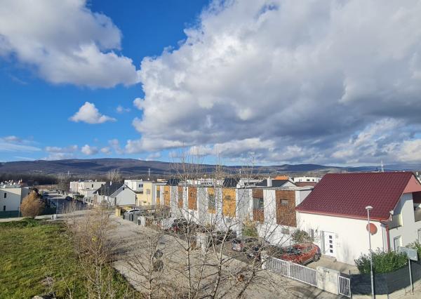 ***IBA 2km OD BRATISLAVY POÚKAME NA PREDAJ PRIESTRANNÝ (116m2 ÚP) 4. IZBOVY BYT V RADOVEJ ZÁSTAVBE SO (100M2) STREŠNOU TERASOU***