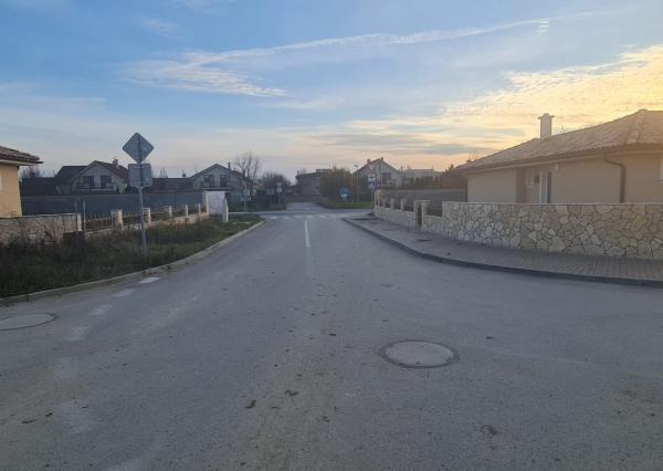 PONÚKAME NA PREDAJ POZEMOK S VÝMEROU 807m2 - SO STAVEBNÝM POVOLENÍM