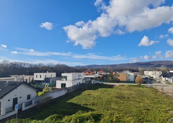***IBA 2km OD BRATISLAVY POÚKAME NA PREDAJ PRIESTRANNÝ (116m2 ÚP) 4. IZBOVY BYT V RADOVEJ ZÁSTAVBE SO (100M2) STREŠNOU TERASOU***