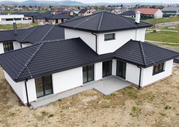 PONÚKAME NA PREDAJ LUXUSNÝ DVOJPODLAŽNÝ RODINNÝ DOM S ÚP 176m2 , pozemok 649m2 , Kolaudujeme