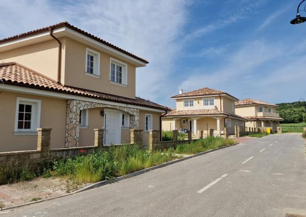 PRIESTRANNÝ Rodinný dom disponuje 6 izbami s ÚP 166,2m2, postavený je na pozemku 600m2