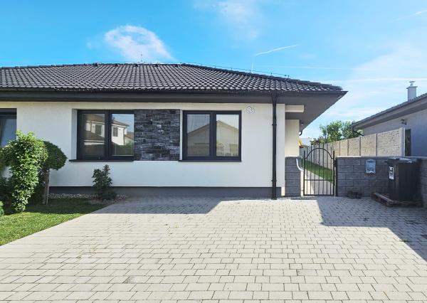 *NOVÁ CENA*: 4 izbový, čiastočne zariadený bungalov, pozemok 485 m2