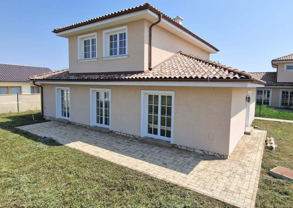 **PRIESTRANNÝ RODINNÝ DOM s ÚP 167m2 **, POZEMOK 511 m2, Senec - Lesná ul.