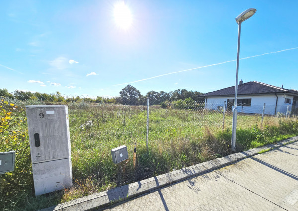 R E Z E R V O V A N Ý : STAVEBNÝ POZEMOK pre RD o výmere 601 m2 (20x30) vo vyhľadávanej časti ČV – v Javorovej aleji